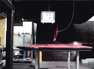 Il rilevatore di velocità segna 60,39 km/h. Il triangolo resiste perfettamente alla corrente d'aria